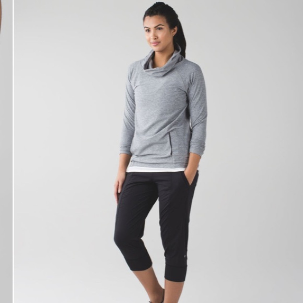 Lululemon In Flux Crop black golf athletic size 4 crops capris summer